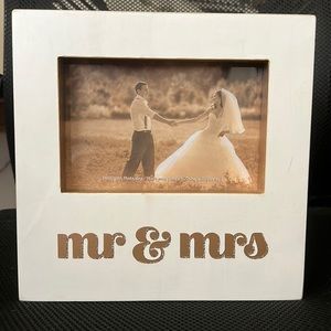 NWT Mr & Mrs picture frame